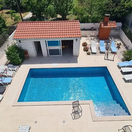 Apartman Maestral 1 شقة *